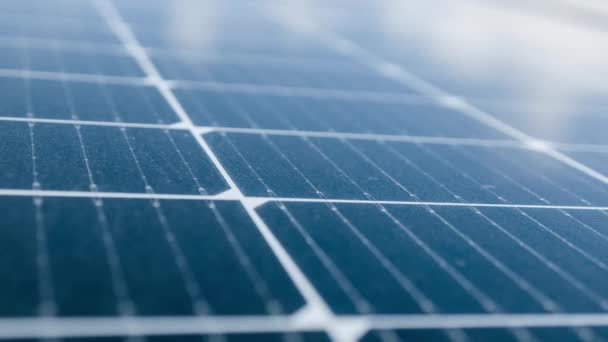 A napelemes erőmű ökotechnológiájának közelítése.a napelemes panelek tájképe egy fotovoltaikus erőműben.a fenntartható erőforrások és a megújuló energia fogalma.  - Felvétel, videó