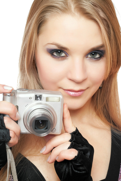 fiatal gyönyörű nő, egy fénykép fényképezőgép gazdaság - Fotó, kép