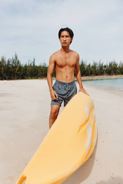 Happy Asian Man Kayak en la playa tropical: una aventura de vacaciones de verano llena de diversión - Foto, imagen