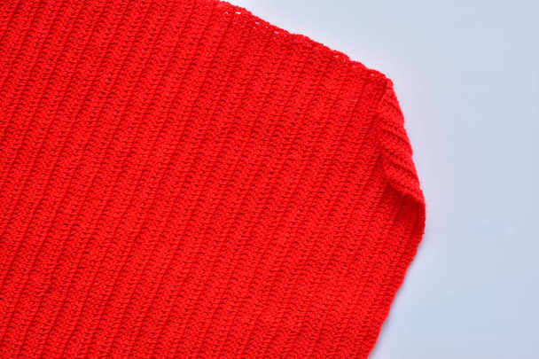 lana roja textura de hilo de punto, tela de lana sobre fondo blanco - Foto, Imagen