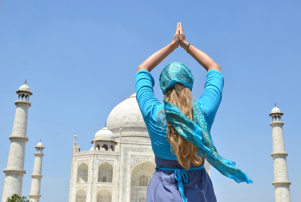 Fiatal nő meditál attaj Mahal. - Fotó, kép