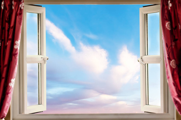 Open raam met uitzicht op de blauwe lucht en pluizige witte wolken in de zomer. Verse lucht concept - Foto, afbeelding