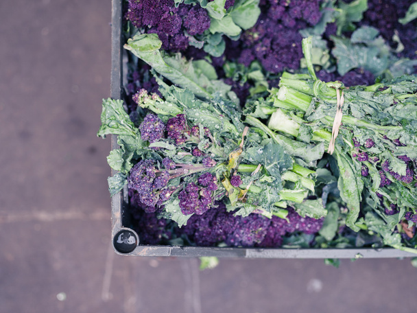 Purple broccoli in box at market - Foto, Imagem