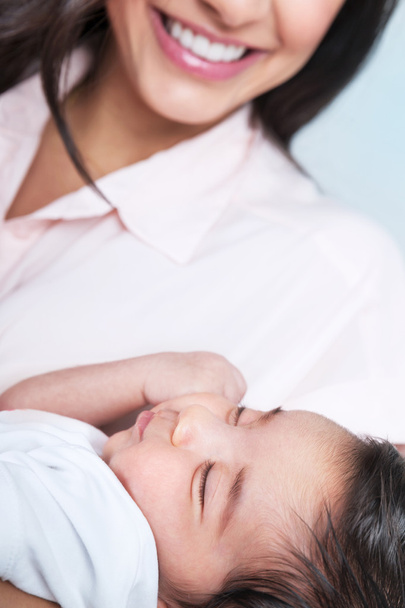 Спящий ребенок на руках матери
 - Фото, изображение