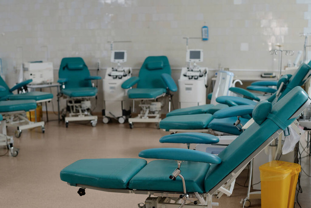 Leere und saubere Bluttransfusionsstation im Krankenhaus mit Geräten zur Blutentnahme von Spendern - Foto, Bild