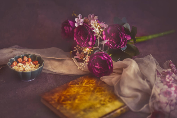ένα τραπέζι με ένα βιβλίο και λουλούδια - Φωτογραφία, εικόνα