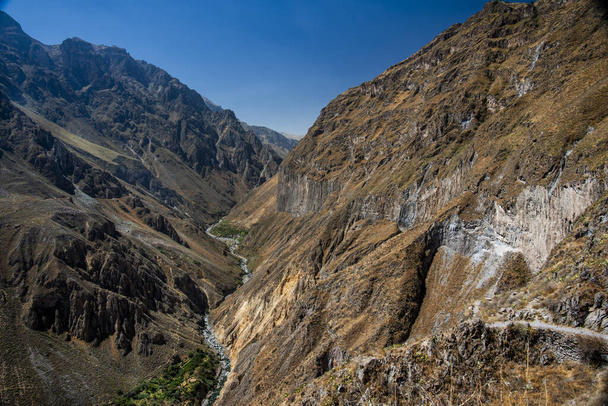 Arequipa Peru 'daki Colca Kanyonu' nun derin kaya duvarlarının manzarası - Fotoğraf, Görsel