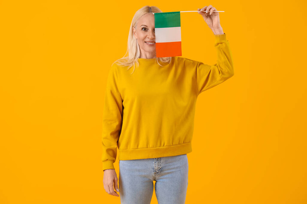 Mujer madura con bandera de Italia sobre fondo amarillo - Foto, imagen