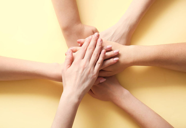 Les gens mettent la main sur fond beige. Concept d'inclusion - Photo, image