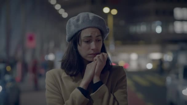 Junge Frau empfindet emotionale Frustration und zeigt Wut-Stimmung - Filmmaterial, Video