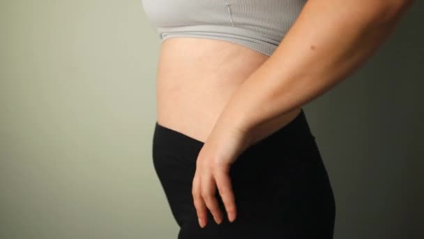 Primer plano de los pliegues de grasa en el vientre grande de la mujer con sobrepeso. Concepto de exceso de peso, obesidad femenina, dieta y problemas de sobrepeso. Imágenes FullHD de alta calidad - Metraje, vídeo