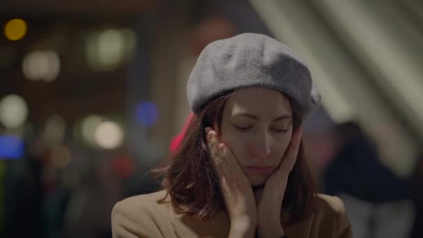 Tyytymätön ajattelevainen nainen, jolla on negatiivisia hulluja tunteita - Materiaali, video