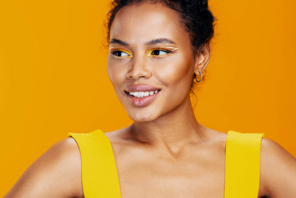 Mujer creativa cosmética modelo de piel maquillaje retrato étnico espacio de moda cara belleza estudio copia sonrisa hermoso rosa colorido amarillo negro cosmetología estilo africano - Foto, Imagen