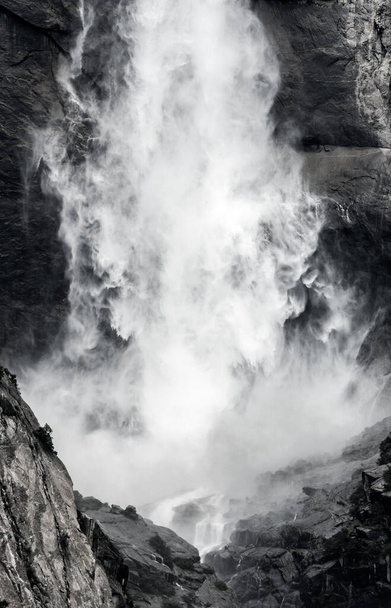 Летний Туман у подножия Верхнего Йосемитского водопада - Фото, изображение