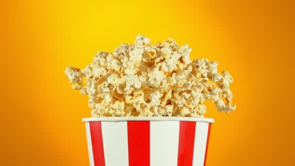 Fluffy Popcorn 'un Süper Yavaş Çekimi 1000fps' de Bucket 'tan patlıyor. Yüksek Hız Sinema Kamerası, 4K. - Video, Çekim