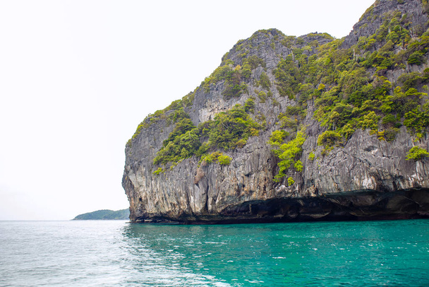 Piękny krajobraz Wysp Phi Phi w Tajlandii - najbardziej znane wyspy z widokiem na raj i zielone skały - Zdjęcie, obraz