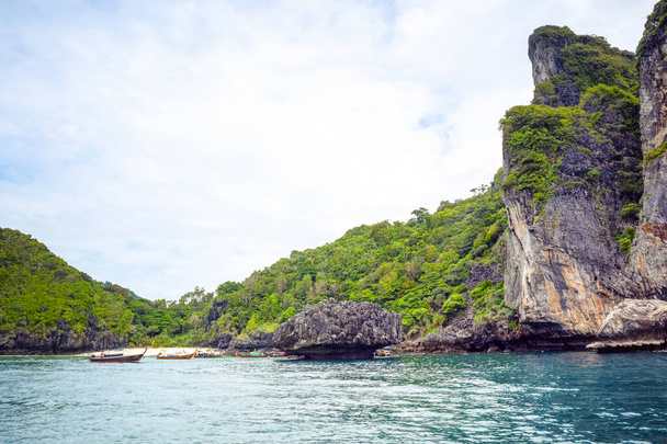 Phi Phi, Thaimaa - 23 marraskuu 2023: Kaunis maisema Phi Phi saaret - tunnetuimmat saaret paratiisinäköalalla ja vihreitä kiviä - Valokuva, kuva