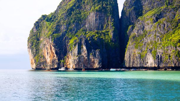 Wunderschöne Landschaft der Maya Bay auf den Phi Phi Inseln in Thailand - einer der berühmtesten Orte mit paradiesischen Aussichten, Sandstrand und grünen Felsen  - Foto, Bild