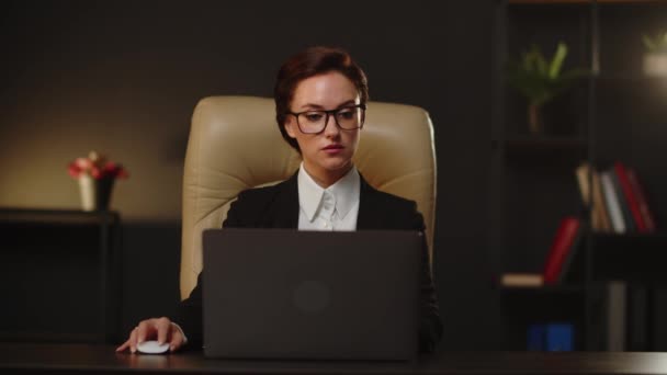 The business woman sending emails for partners and colleagues using laptop in office. Business lady control organizing her tasks in notebook application. Smart management system. High quality 4k - Footage, Video