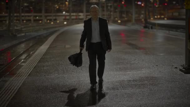 Frustrado viejo hombre de negocios infeliz esperando afuera sintiendo emociones negativas - Metraje, vídeo