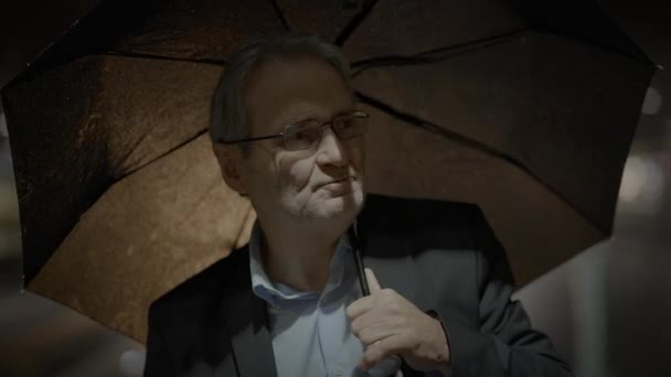 Frustrierter alter Geschäftsmann, der unglücklich draußen wartet und negative Emotionen empfindet - Filmmaterial, Video