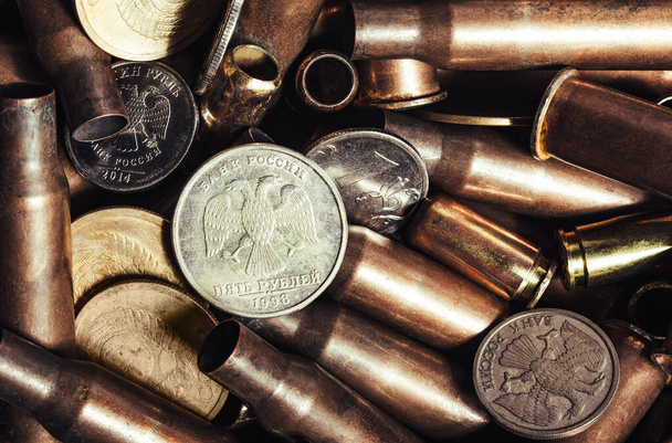Foto de moedas russas que colocam em conchas de bala, vista de perto. - Foto, Imagem