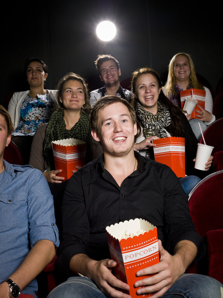 Mies elokuvissa popcornin kanssa
 - Valokuva, kuva