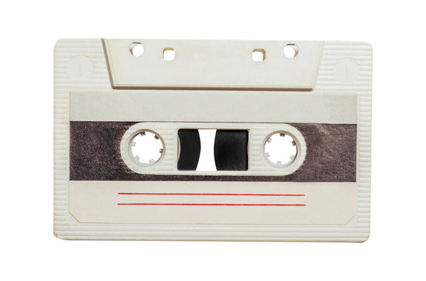 Odizolowane zdjęcie staromodnej, białej kasety audio na białym tle. - Zdjęcie, obraz