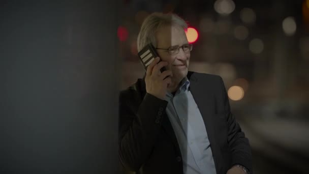 Gelukkig senior zakenman beantwoorden telefoon bellen delen Goed nieuws - Video