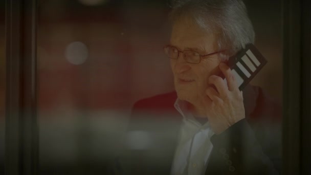 Ευτυχισμένος ανώτερος επιχειρηματίας Απαντώντας τηλεφωνική κλήση μοιράζονται καλά νέα - Πλάνα, βίντεο