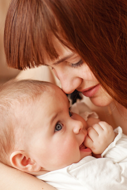 Foto van de jonge moeder beuty met schattige baby - Foto, afbeelding