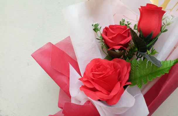 romantyczna miłość i tło Walentynki z pięknymi czerwonymi różami bukiet kwiatów opierając się o ścianę cementu. Koncepcja Walentynki Widok z boku, kopiowanie miejsca na tekst - Zdjęcie, obraz