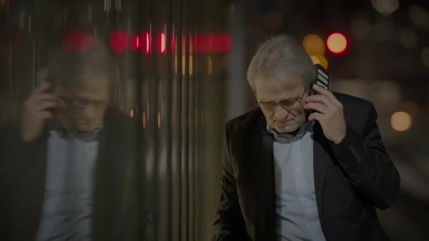 Molesto jefe masculino estresado quejándose en conversación del teléfono celular - Imágenes, Vídeo