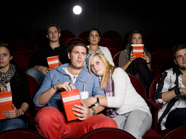 verängstigtes Paar im Kino - Foto, Bild