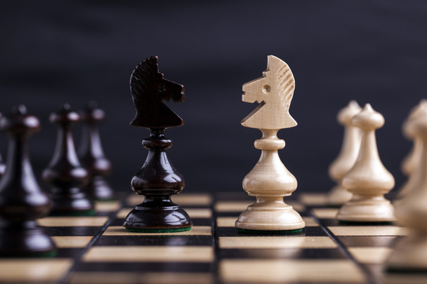 piezas de ajedrez en un tablero
 - Foto, Imagen