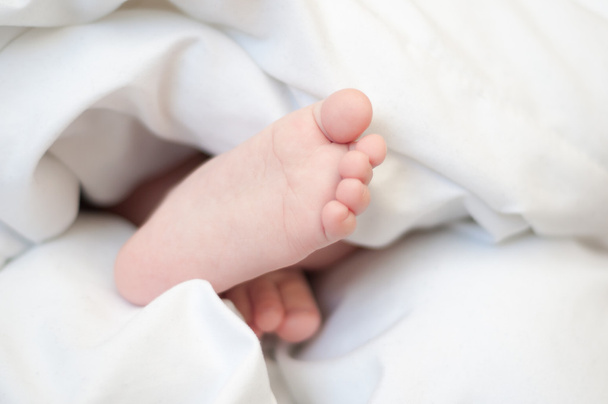 feet of a sleeping baby - Фото, зображення