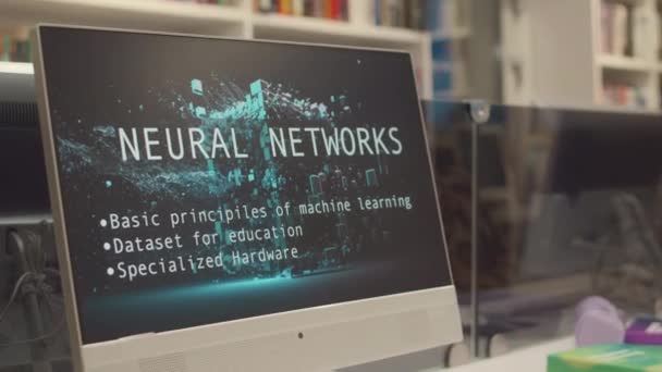 大学図書館のコンピュータ・スクリーンのクローズアップ・インパルス・アークショット,ニューラル・ネットワーク上のプレゼンテーション・スライド,会話と芸術の反射 - 映像、動画