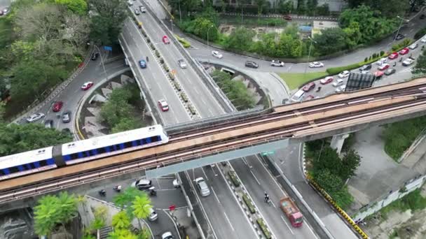 Bukit Bintang, Κουάλα Λουμπούρ, Μαλαισία - Νοέμβριος 23 2023: Αεροφωτογραφία LRT κίνηση κοντά στον κυκλικό κόμβο - Πλάνα, βίντεο