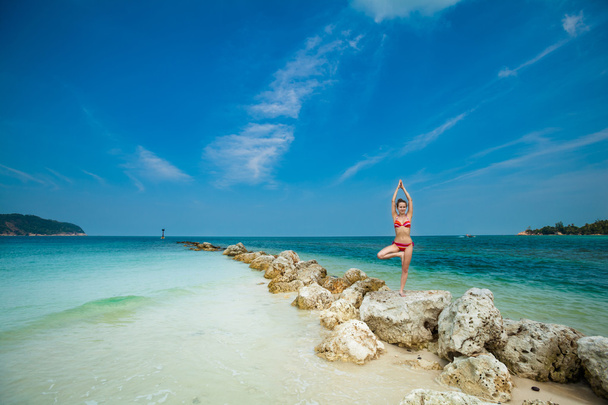 Sessione di yoga estiva su una spiaggia
 - Foto, immagini
