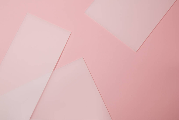 Sullo sfondo rosa chiaro, diversi fogli acrilici sono disposti con spazio vuoto per la presentazione di prodotti o merci. Copia spazio - Foto, immagini