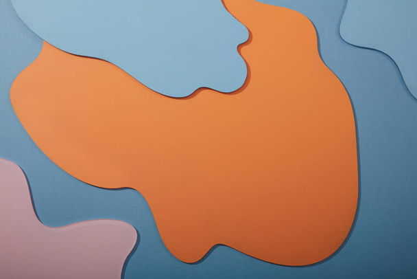 Fondo de láminas acrílicas de color creativo abstracto en colores rosa, azul y naranja con líneas curvas. Productos o publicidad de productos cosméticos - Foto, imagen