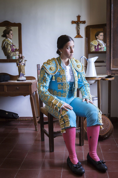 Vrouw stierenvechter te wachten in de hotelkamer voordat u naar de Plaza de Toros in Sevilla, Spanje - Foto, afbeelding