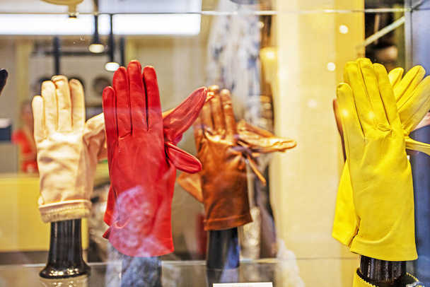 женские разноцветные женские перчатки в витрине магазина аксессуаров - Фото, изображение