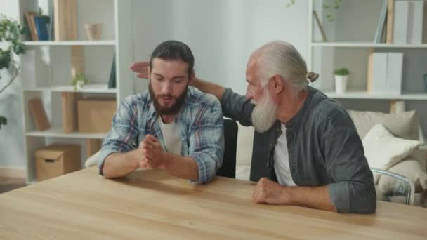 Rodinný rozhovor: mladí a starší muži mluví o životě, psychologická vzájemná podpora, mezigenerační dialog, srdečná útěcha, rady a moudrost, vřelá komunikace - Záběry, video