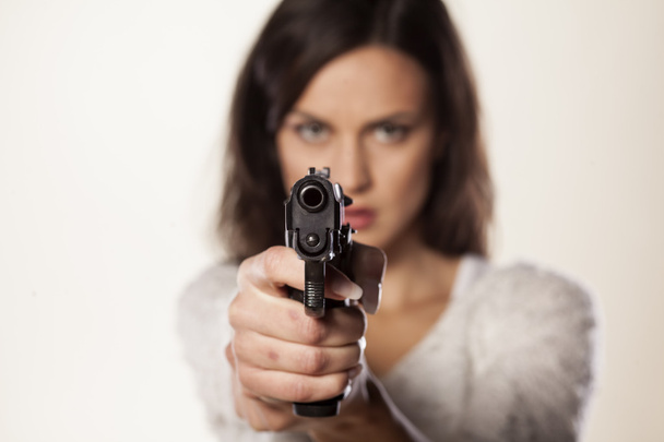 銃を持つ女の子 - 写真・画像