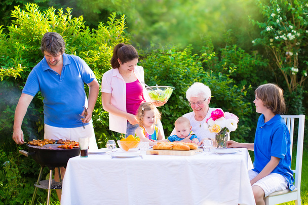 Grande famiglia felice godendo barbecue in giardino
 - Foto, immagini