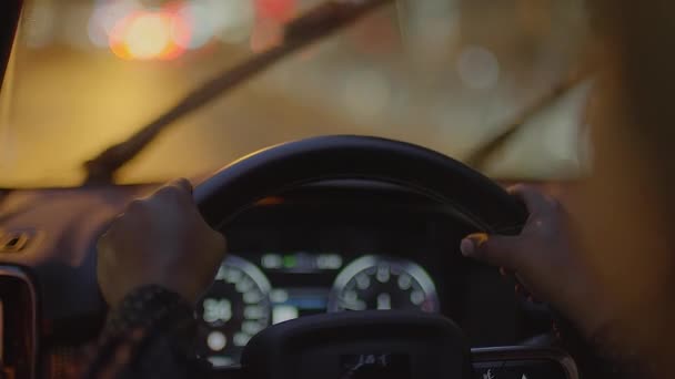 Junge Afrikanerin mit Auto auf der Stadtstraße beim Pendeln. Hochwertiges 4k Filmmaterial - Filmmaterial, Video