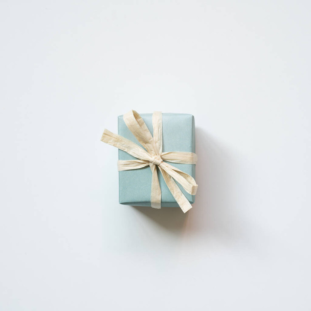 Mint Geschenkbox isoliert auf weißem Hintergrund. Ansicht von oben - Foto, Bild