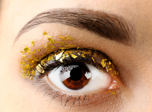 Θηλυκό μάτι με φανταχτερά glitter μακιγιάζ, μακροοικονομική άποψη - Φωτογραφία, εικόνα