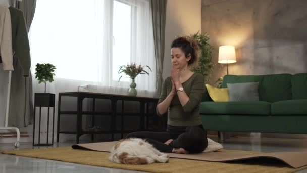 uma mulher adulta caucasiano feminino millennial usando fones de ouvido para meditação guiada on-line praticando mindfulness ioga com os olhos fechados em casa pessoas reais conceito de autocuidado câmera lenta - Filmagem, Vídeo